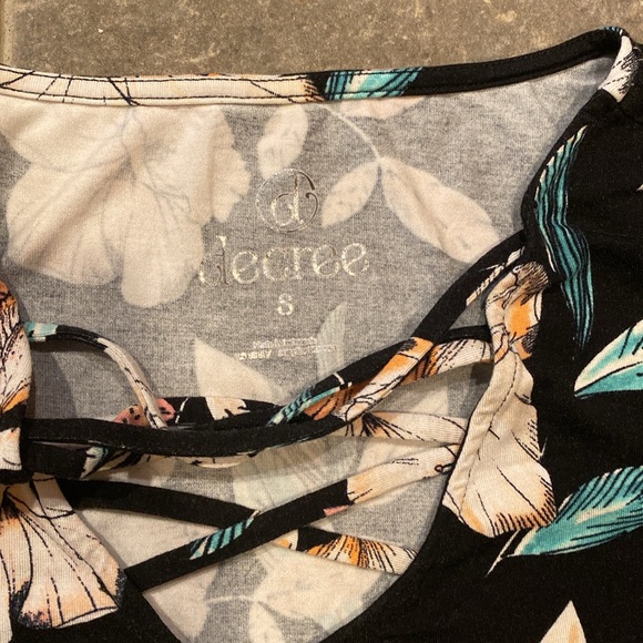 Black flowery bodysuit by decree. Size small. - Picture 2 of 3